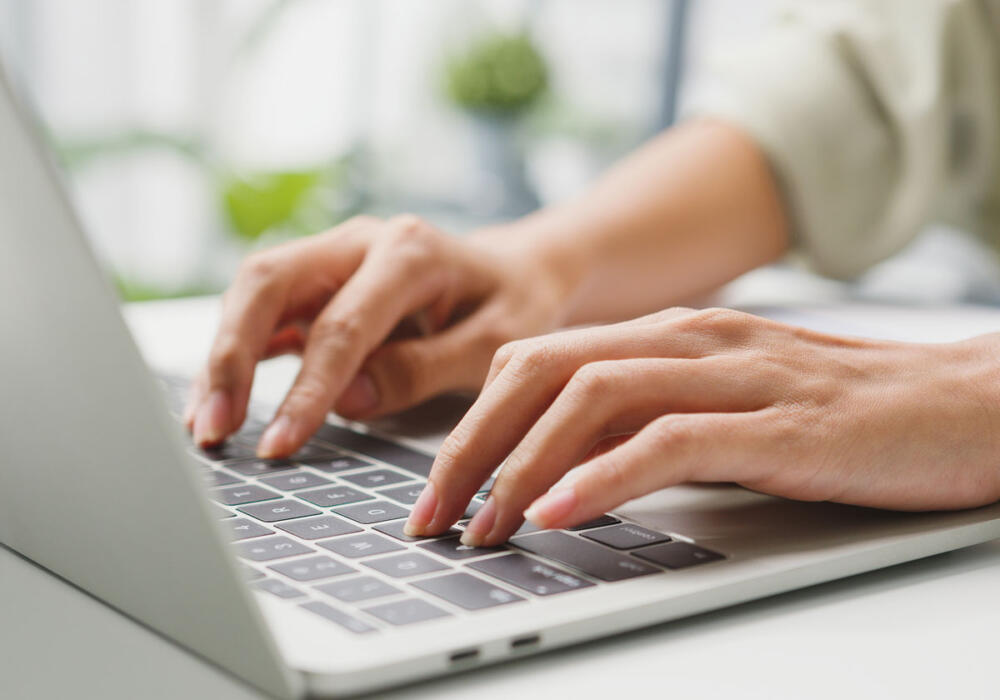 Geelong resident ordering stubby holder online